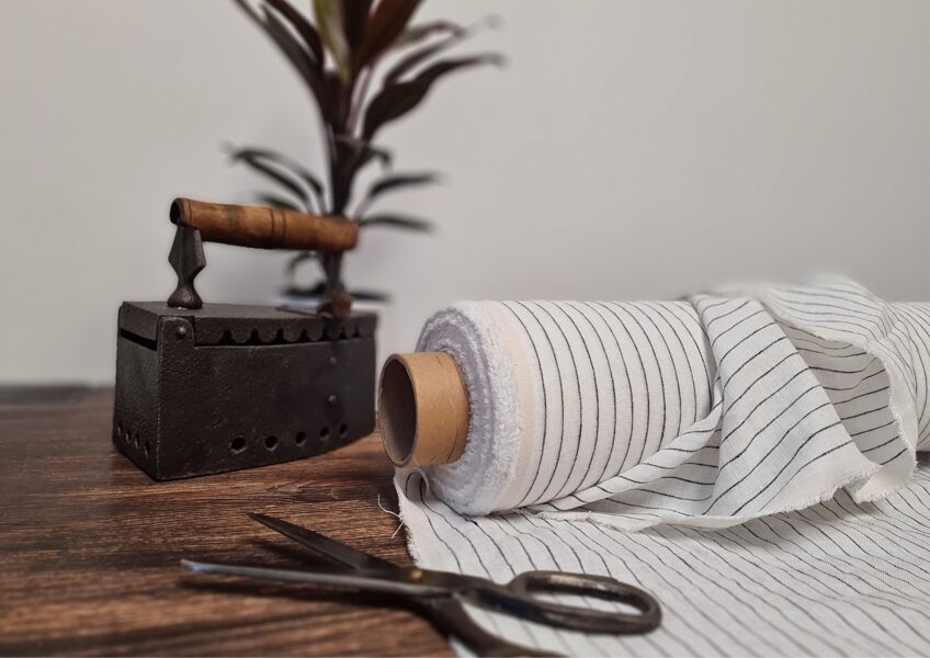 Piena balts ar melnām svītrām 205 g/m²