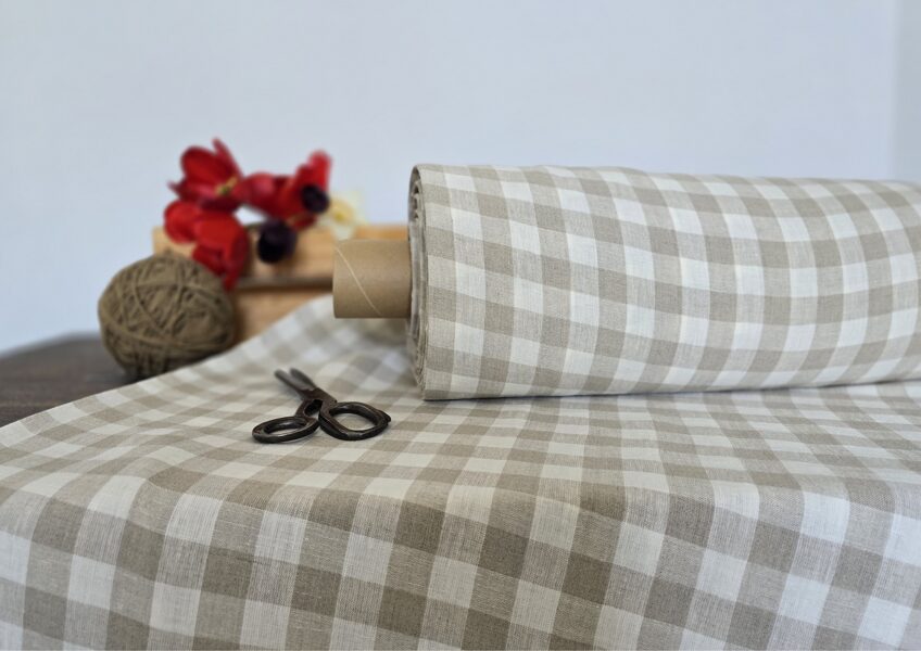 Naturāls ar piena baltām lielām rūtīm 290cm (2x2cm)