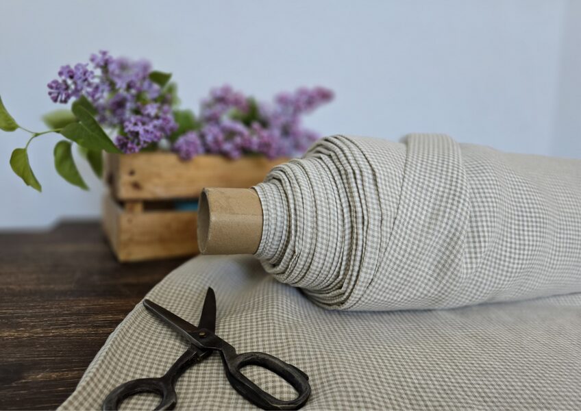 Naturāls ar piena baltām mazām rūtīm 290cm (2x2mm)