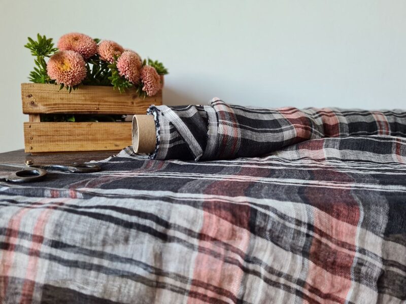 Melns ar rūtiņu rakstu 95 g/m²