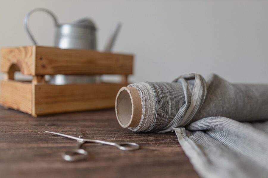 Naturāls ar šaurām melnām svītrām 205 g/m²