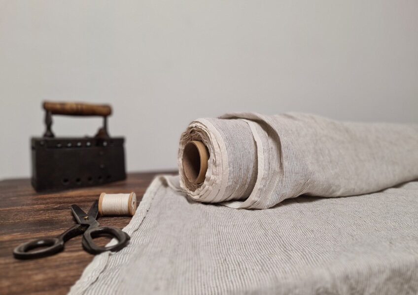 Piena balts ar šaurām bēšām svītrām 205 g/m²