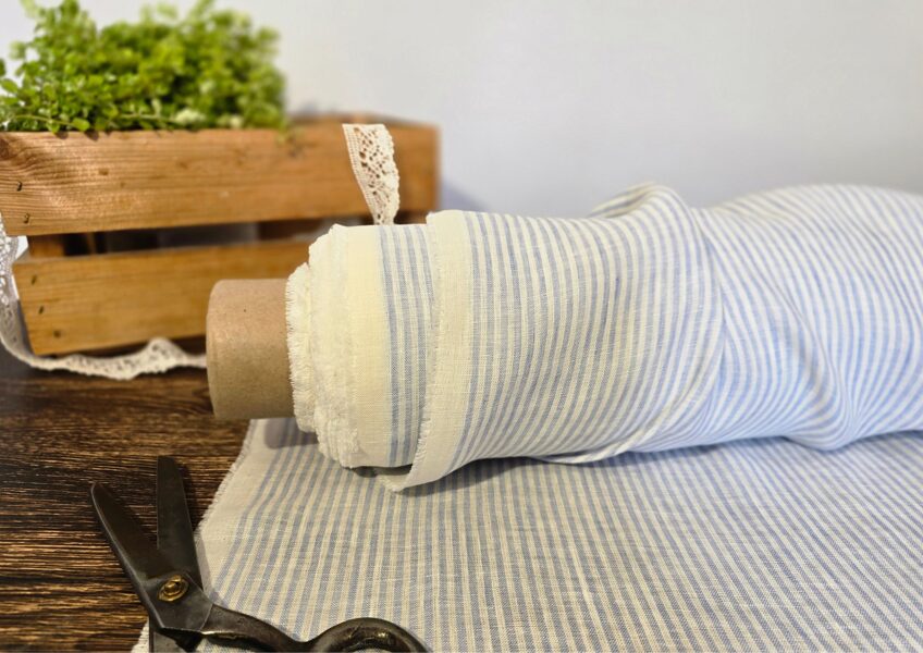 Piena balts ar gaiši zilām svītrām (plāns - 130 g/m² )