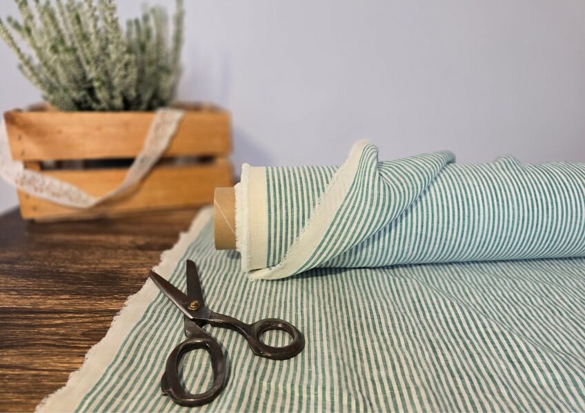 Piena balts ar tumši zaļām svītrām (plāns - 130 g/m² )